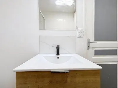 a bathroom with a white sink and a mirror at Le Flatters - studio en hyper centre - Proche des Halles in Narbonne