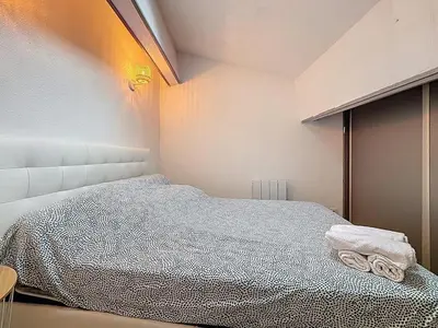 a bedroom with a bed with towels on it at Le Vicomte - Appartement en Duplex - Centre ville in Narbonne