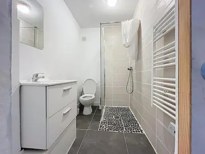 a white bathroom with a toilet and a shower at Le Carnot - Spacieux appartement pour 8 personnes - Proche Gare in Narbonne
