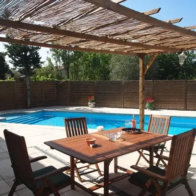 La Pepiniere a beautiful air-con villa with private pool In the canal-side village of Homps