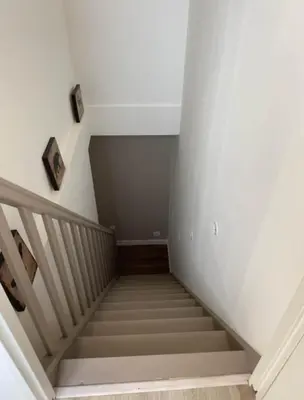 a stairway with white walls and white stairs at Le Havre de Paix in Espérausses