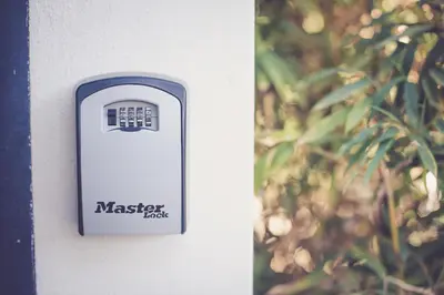 a button on a wall that says master hate at 514 Appart Hotel in Carcassonne