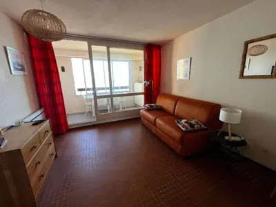 a living room with a couch and a window at AIG_42 Appartement Type 2 – 4 couchages – Superbe vue avant-port à Gruissan in Gruissan