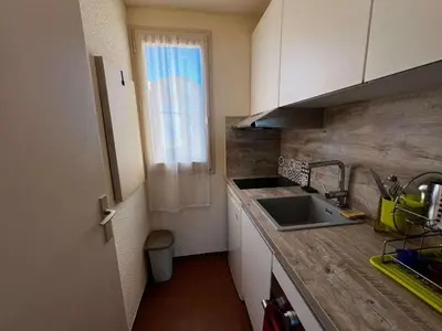 a small kitchen with a sink and a window at AIG_42 Appartement Type 2 – 4 couchages – Superbe vue avant-port à Gruissan in Gruissan