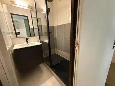 a bathroom with a sink and a shower at Studio 17 m2 avec piscine et parking - Gruissan in Gruissan