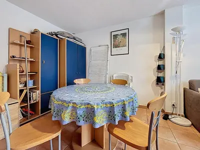 a dining room with a table and some chairs at Villa Closia - Maison de vacances à 50mètres de la plage - Climatisation et Wifi in Gruissan