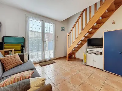 a living room with a couch and a television at Villa Closia - Maison de vacances à 50mètres de la plage - Climatisation et Wifi in Gruissan