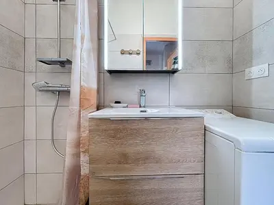 a bathroom with a sink and a washing machine at Villa Closia - Maison de vacances à 50mètres de la plage - Climatisation et Wifi in Gruissan