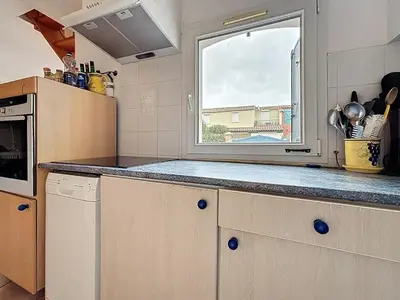 a kitchen with a counter top and a window at Villa Closia - Maison de vacances à 50mètres de la plage - Climatisation et Wifi in Gruissan