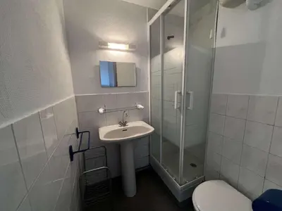 a bathroom with a sink and a shower and a toilet at AIG 52 – Appartement en rez-de-chaussée – Résidence de la Plage – Gruissan – 4 personnes in Gruissan