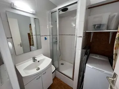 a bathroom with a sink and a shower and a toilet at AIG 59 – Studio avec 2 cabines – Résidence Grand Sud – Gruissan – 4 personnes in Gruissan