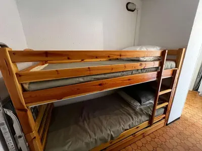 a couple of bunk beds in a room at AIG 59 – Studio avec 2 cabines – Résidence Grand Sud – Gruissan – 4 personnes in Gruissan