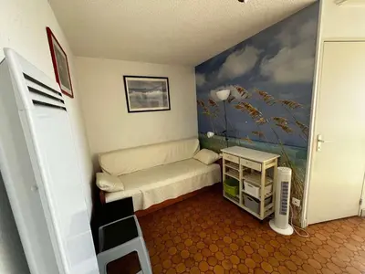 a small room with a bed and a painting on the wall at AIG 59 – Studio avec 2 cabines – Résidence Grand Sud – Gruissan – 4 personnes in Gruissan