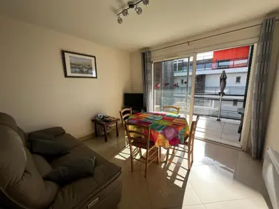 a living room with a couch and a table at AIG 84 – Appartement T3 – Résidence Ephyra – Gruissan – 4 personnes in Gruissan