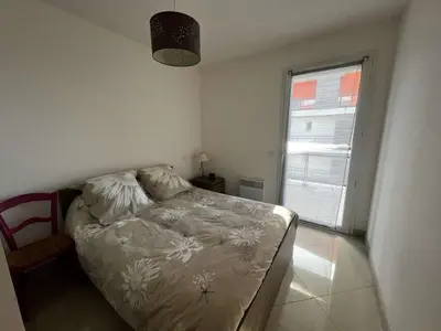 a bedroom with a bed in a room with a window at AIG 84 – Appartement T3 – Résidence Ephyra – Gruissan – 4 personnes in Gruissan