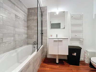 a bathroom with a tub and a sink and a toilet at Le Garibaldi - Appartement proche du centre - Wi-Fi in Narbonne