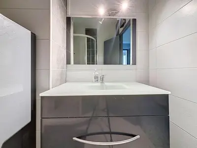 a bathroom with a sink and a mirror at Le Cassayet - Appartement proche des Grands Buffets - Wifi et Climatisation in Narbonne
