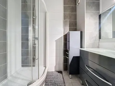 a bathroom with a shower and a tub and a sink at Le Cassayet - Appartement proche des Grands Buffets - Wifi et Climatisation in Narbonne