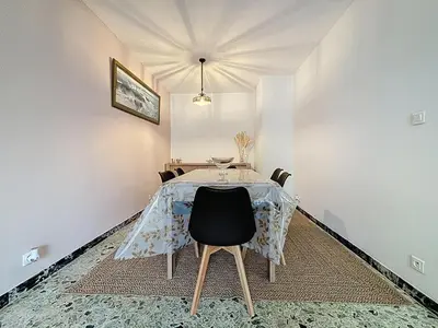 a dining room with a table and a chair at Le Cassayet - Appartement proche des Grands Buffets - Wifi et Climatisation in Narbonne