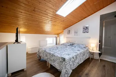 a bedroom with a bed and a wooden ceiling at Duplex cosy à Mirepoix centre, tout confort in Mirepoix