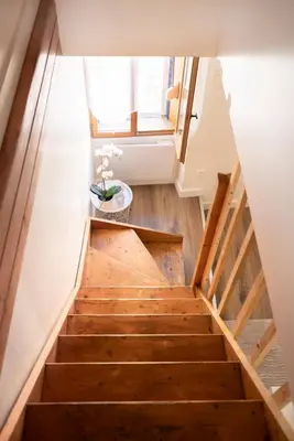 a staircase in a house with wooden floors at Duplex cosy à Mirepoix centre, tout confort in Mirepoix