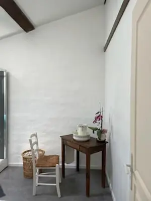 a table and a chair in a room at Les chambres de Guillaunas Haut in Saint-Germain-des-Prés