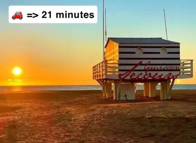 a lifeguard house on the beach at sunset at T2 lumineux avec parking privé in Narbonne