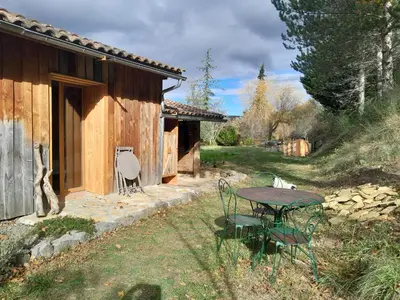 a table and chairs in front of a cabin at Le Rucher d'Ange in Quillan