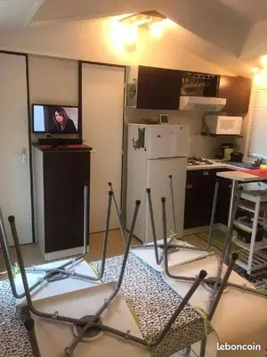 a room with a kitchen with a tv on the wall at Camping 3 étoiles - Piscine - ccbefgh in Tuchan