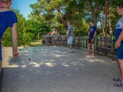 a group of people playing a game of golf at Mobil-Home 2 Chambres avec Terrasse - API-1-52-1325 in Vielmur-sur-Agout