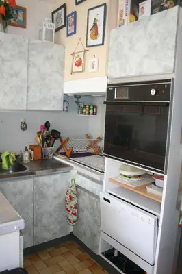 a kitchen with a sink and a microwave at Port La Nouvelle T2 rez de chaussée idéal pour 4 personnes in Port-la-Nouvelle