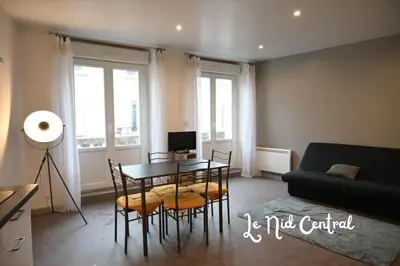 a living room with a table and chairs and a couch at Le Nid Central - Lumineux et confort, cœur Mazamet in Mazamet