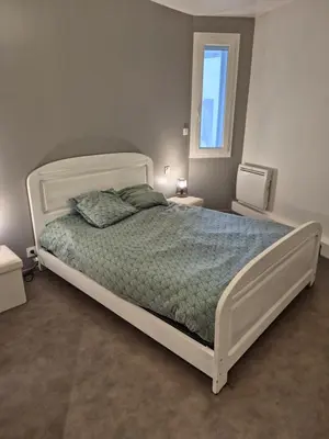 a white bed in a bedroom with a window at Le Nid Central - Lumineux et confort, cœur Mazamet in Mazamet