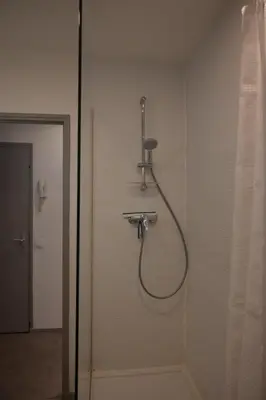 a shower with a shower head in a bathroom at Le Nid Central - Lumineux et confort, cœur Mazamet in Mazamet