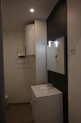 a bathroom with a sink and a mirror at Le Nid Central - Lumineux et confort, cœur Mazamet in Mazamet