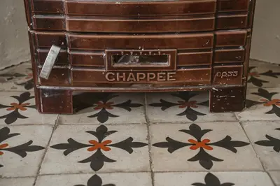 a chest sitting on top of a tile floor at Les Figuiers de Tamaroque in Portel-des-Corbières