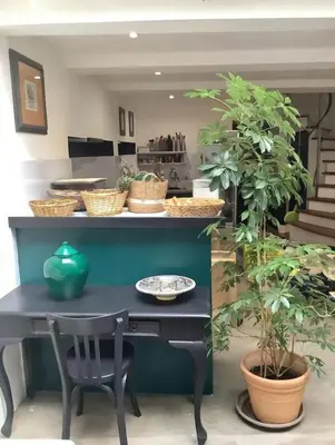 a black table with a black chair and some plants at La planque in Gruissan