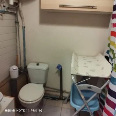 a small bathroom with a toilet and a crib at Charmant T2 de 43 m2 in Port-la-Nouvelle