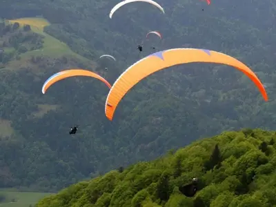 a group of parachutes flying over a green hill at Mobil-home à Pamiers, 4 Pers, 2 Ch, Terrasse - API-1-52-1950 in Pamiers