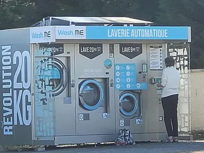 a woman standing in front of a laundry machine at Mobil-Home Confort 4 Pers. à Pamiers - API-1-52-1960 in Pamiers