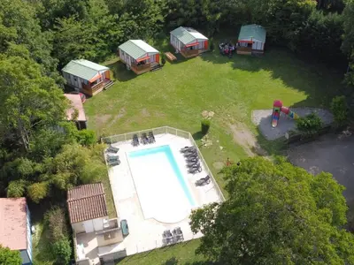 an aerial view of a yard with a swimming pool at Mobil-home cosy pour 2 à Pamiers - API-1-52-1959 in Pamiers