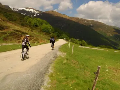 two people riding bikes down a mountain road at Chalet Confortable avec Terrasse - 5 pers - API-1-52-1957 in Pamiers