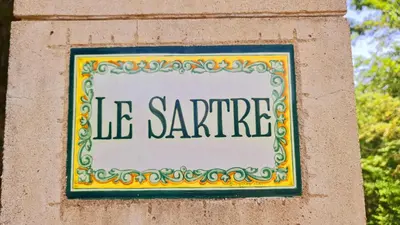 a sign on a wall that reads be sarma at L'echappee nature le grand gite in Saint-Benoît