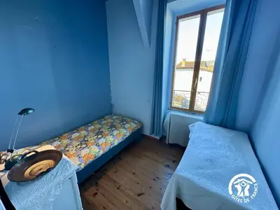 a small room with a bed and a window at La maison in Davejean