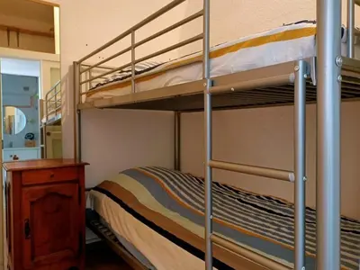 a couple of bunk beds in a room at Appartement charmant avec balcon, piscine - 5 pers. - FR-1-619-159 in Gruissan
