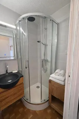 a bathroom with a shower and a sink at Charmant appartement proche du port in Gruissan
