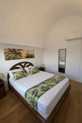 a bedroom with a large bed in a room at Charmant appartement proche du port in Gruissan