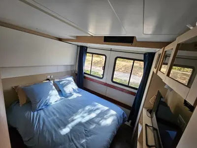 a bedroom with a bed in an rv at NAVYLIS Croisière in Capestang