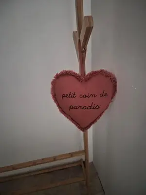 a heart on a wooden stand with writing on it at Studio cosy in Burlats