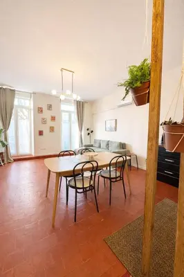 a dining room with a table and chairs at Cozy 48 m2 Narbonne proche gare et centre-ville in Narbonne